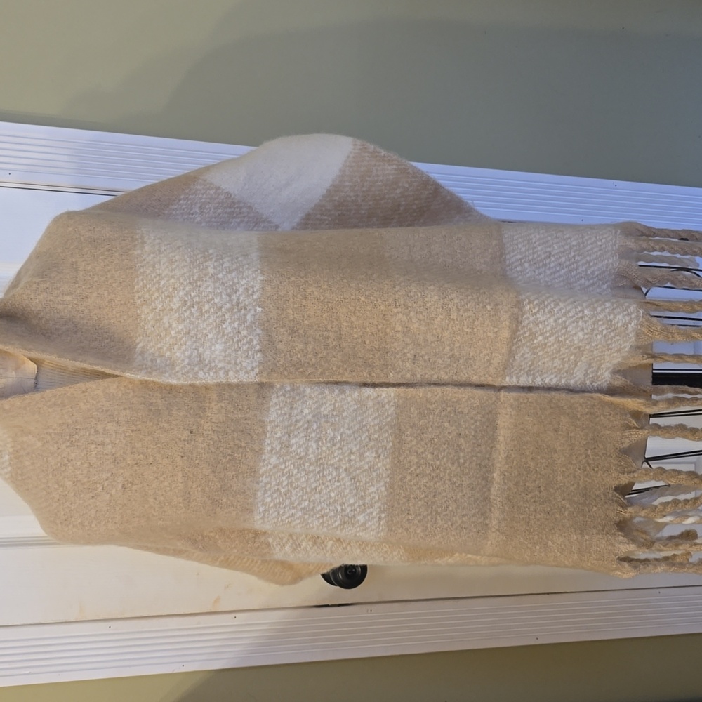 Steve Madden Tan & Off White  Scarf/Wrap Super Soft 70 X 20in NWT - Picture 2 of 6